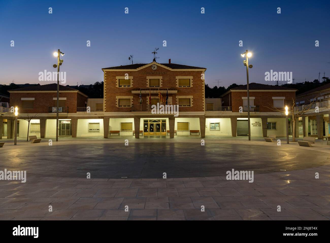 Abenddämmerung und blaue Stunde auf dem Rathausplatz der neuen Stadt Mequinenza, Bajo Cinca, Zaragoza, Aragon, Spanien ESP: Crepúsculo en Mequinenza Aragón Stockfoto