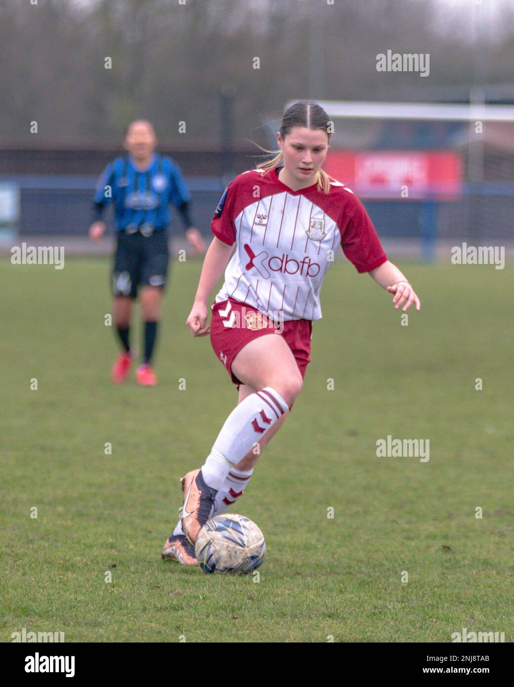 Long Eaton, Derbyshire, Großbritannien, 12. Februar 2023:Northampton Town Women's Striker Alexandra Dicks spielen in der FA Woman's National League D. Stockfoto