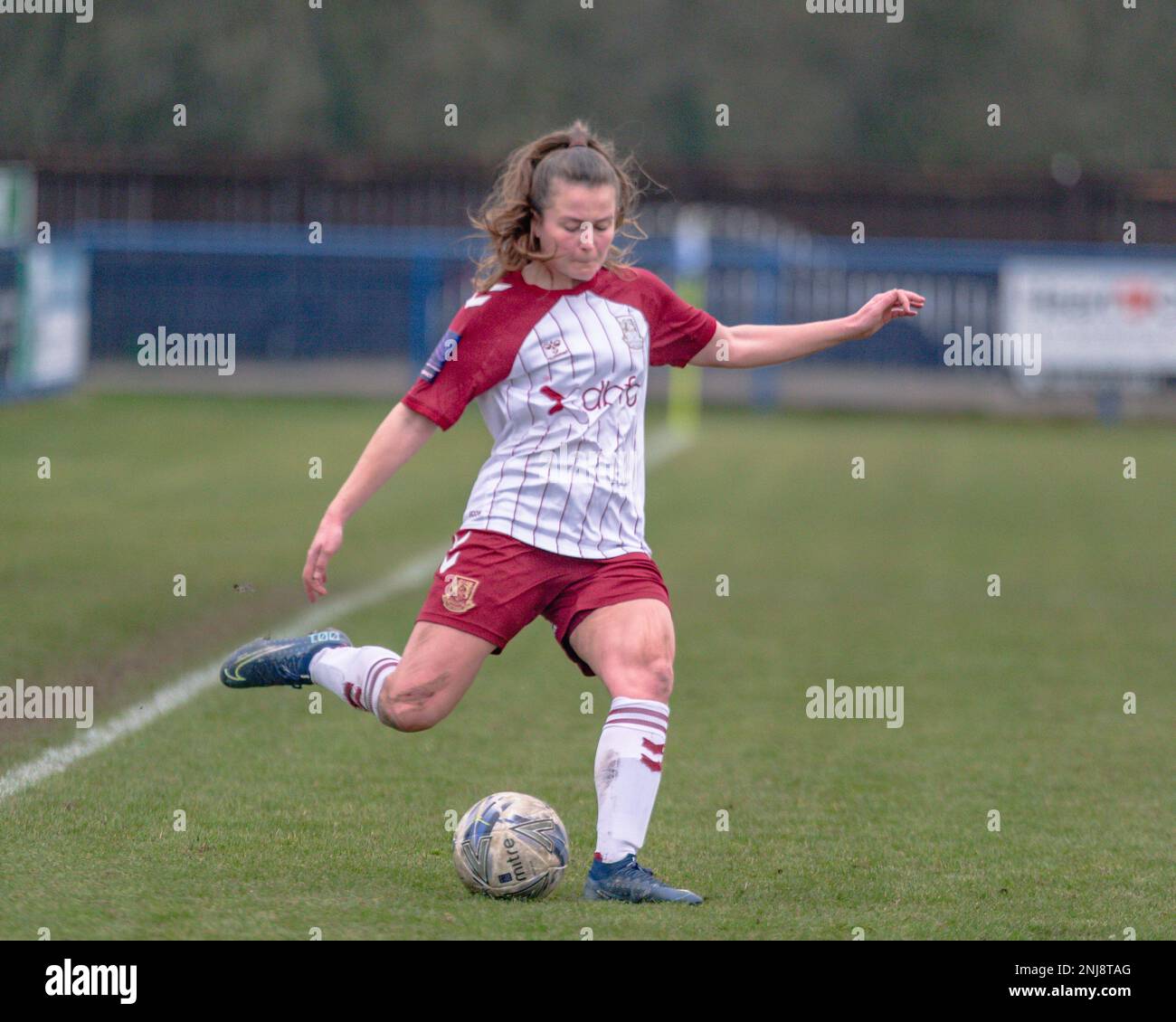 Long Eaton, Derbyshire, Großbritannien, 12. Februar 2023:Northampton Town Frauenmittelfeldspieler Abbie Brewin spielt in der FA Woman's National League D. Stockfoto