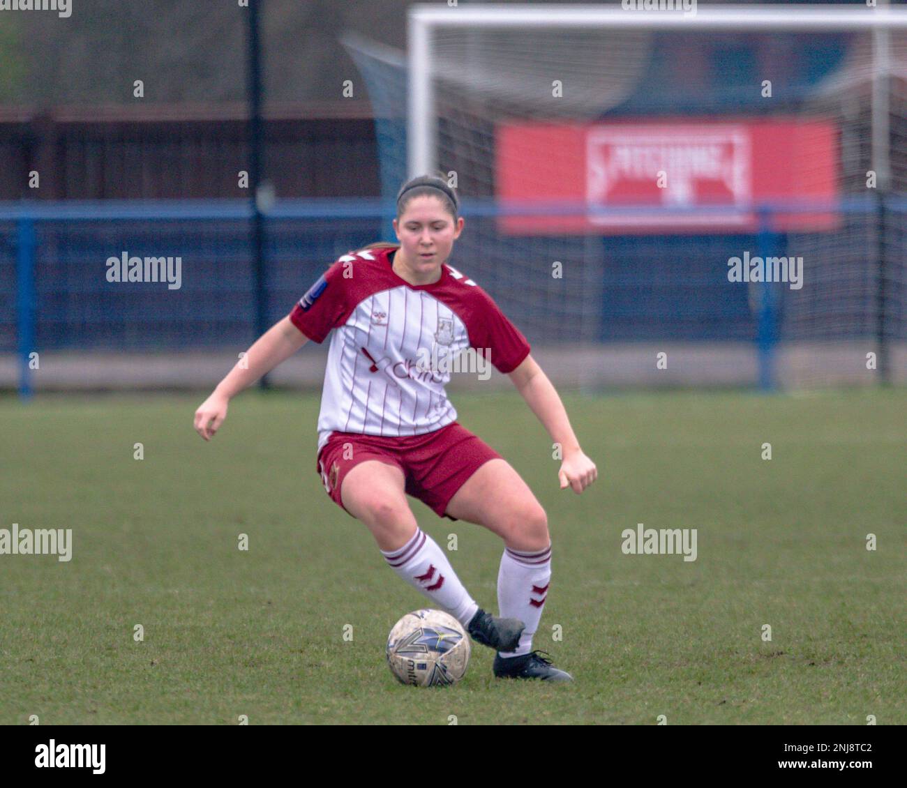 Long Eaton, Derbyshire, Großbritannien, 12. Februar 2023:Northampton Town Frauenverteidiger TJ Warren spielt in der FA Woman's National League Div 1 Stockfoto