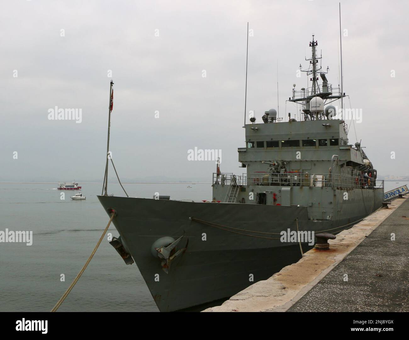 Das spanische Patrouillenboot Serviola P-71 startete am 10. Mai 1990 und lag im Hafengebiet von Gamazo in Santander Bay Cantabria Spanien mit einer Fähre in der Ferne Stockfoto