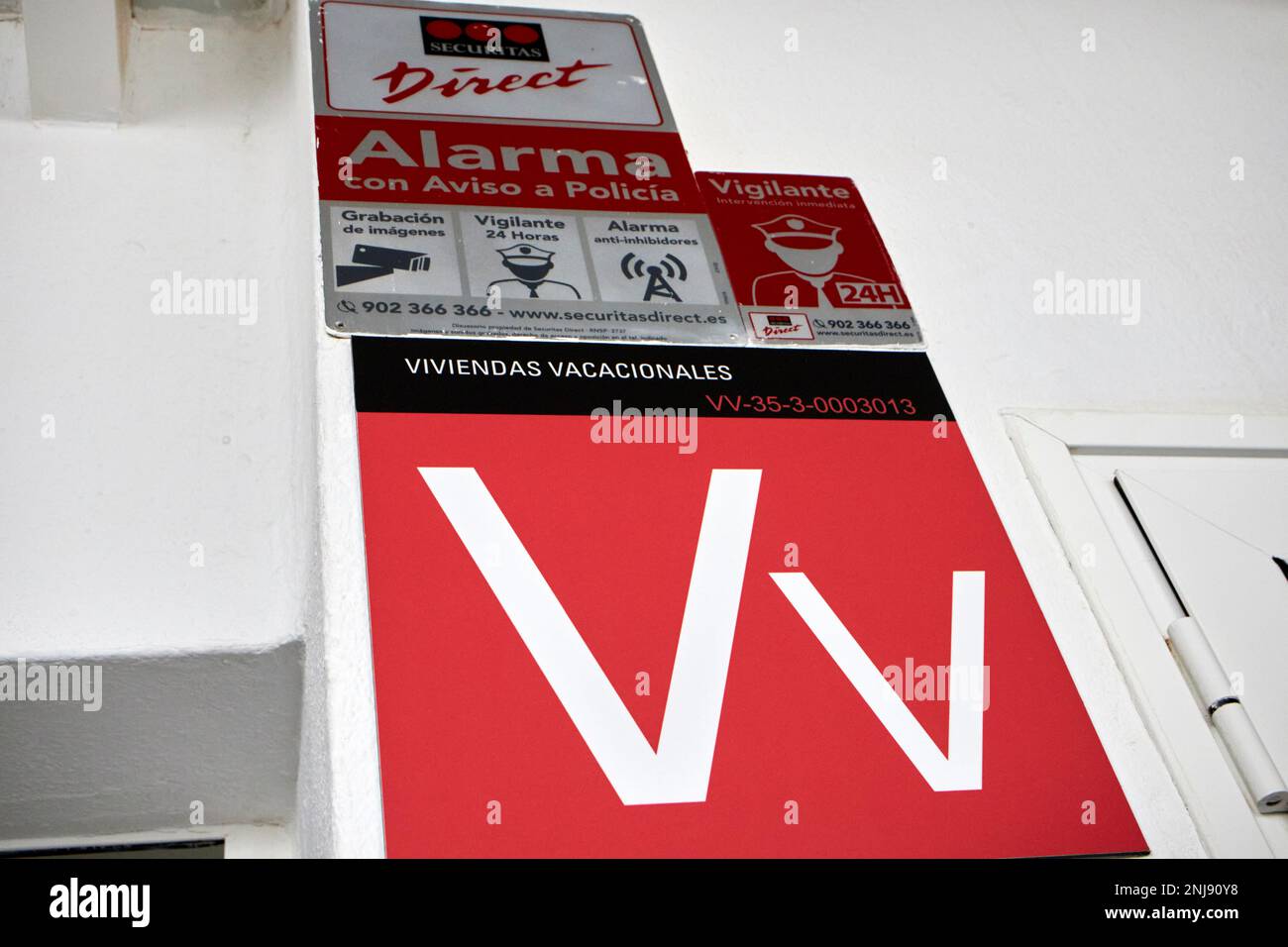 Viviendas Vacacionales Schild und Alarmschild vor einem Ferienmietobjekt in Lanzarote, Kanarische Inseln, Spanien Stockfoto