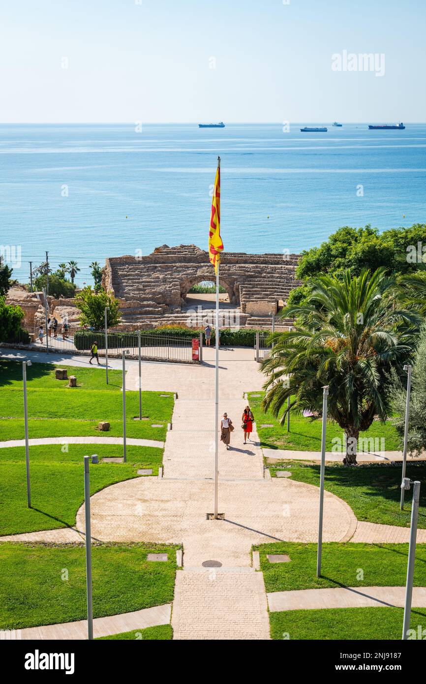 TARRAGONA, SPANIEN - 6. AUGUST 2022: Weitwinkelblick auf die Ruinen des römischen Amphitheaters in Tarragona, erbaut im 2. Jahrhundert v. Chr., mit dem Mediterr Stockfoto