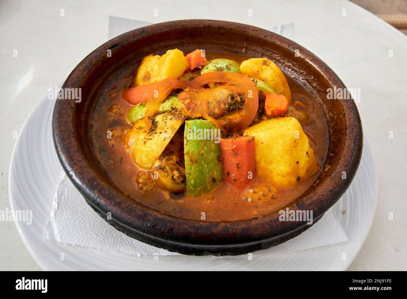 marokkanisches Lamm-Tagine-Essen, zubereitet in einer Tagine Lanzarote, Kanarische Inseln, Spanien Stockfoto