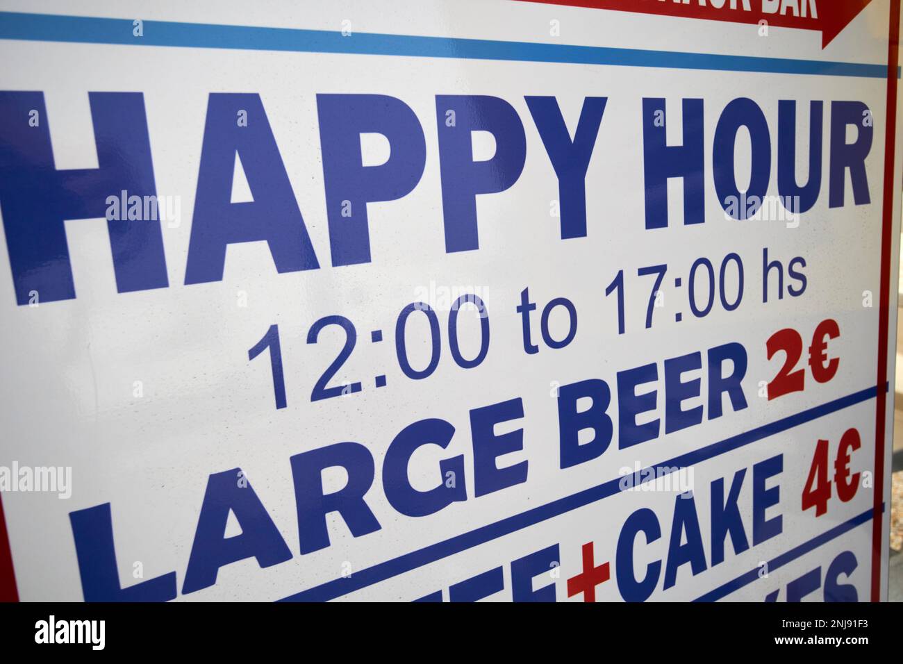 Happy Hour große Bierwerbung auf englisch in einer Bar in spanien Lanzarote, Kanarische Inseln, Spanien Stockfoto