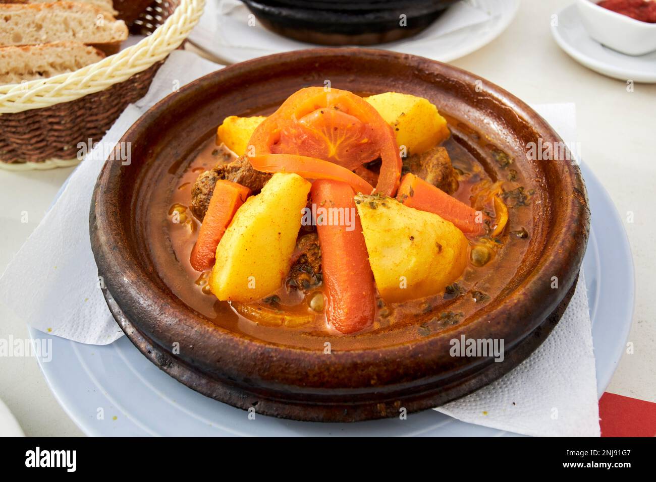marokkanisches Ziegentagine-Essen, zubereitet in einer Tagine Lanzarote, Kanarische Inseln, Spanien Stockfoto