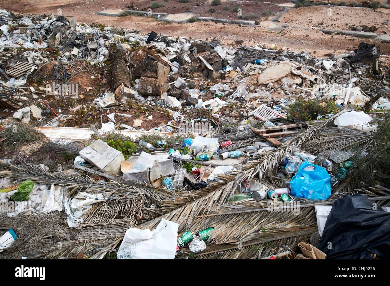 Müll, der neben einer Baustelle auf Lanzarote, Kanarische Inseln, Spanien, auf die Baustelle geworfen wurde Stockfoto