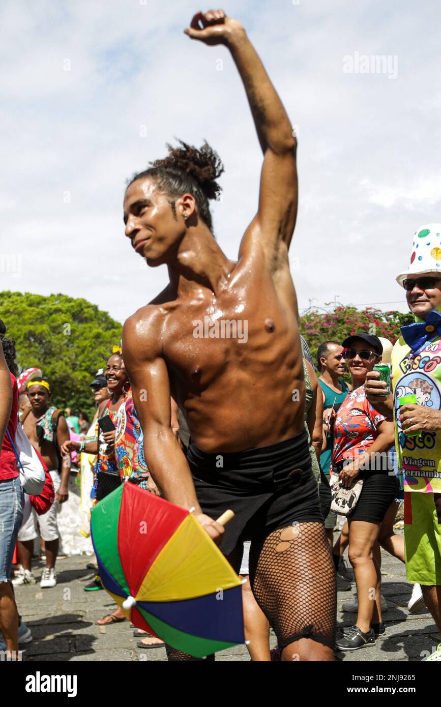 Olinda, Brasilien. 22. Februar 2023. PE - Olinda - 02/22/2023 - CARNIVAL OLINDA 2023 - traditioneller Block, Bacalhau do Batata, geht diesen Mittwoch zur Parade in Olinda (22). Die Feier spielen während der Passage des Blocks. Foto: Rafael Vieira/AGIF/Sipa USA Kredit: SIPA USA/Alamy Live News Stockfoto