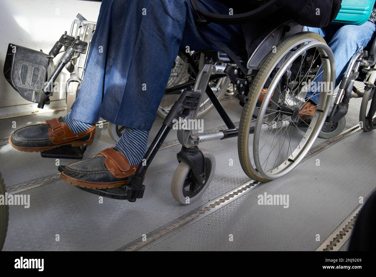 Rollstuhlfahrer an Bord eines behindertengerechten Aufzugs zu Flugzeugen auf Lanzarote, Kanarische Inseln, Spanien Stockfoto