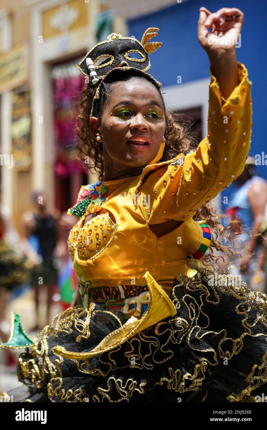 Olinda, Brasilien. 22. Februar 2023. PE - Olinda - 02/22/2023 - CARNIVAL OLINDA 2023 - traditioneller Block, Bacalhau do Batata, geht diesen Mittwoch zur Parade in Olinda (22). Die Feier spielen während der Passage des Blocks. Foto: Rafael Vieira/AGIF/Sipa USA Kredit: SIPA USA/Alamy Live News Stockfoto