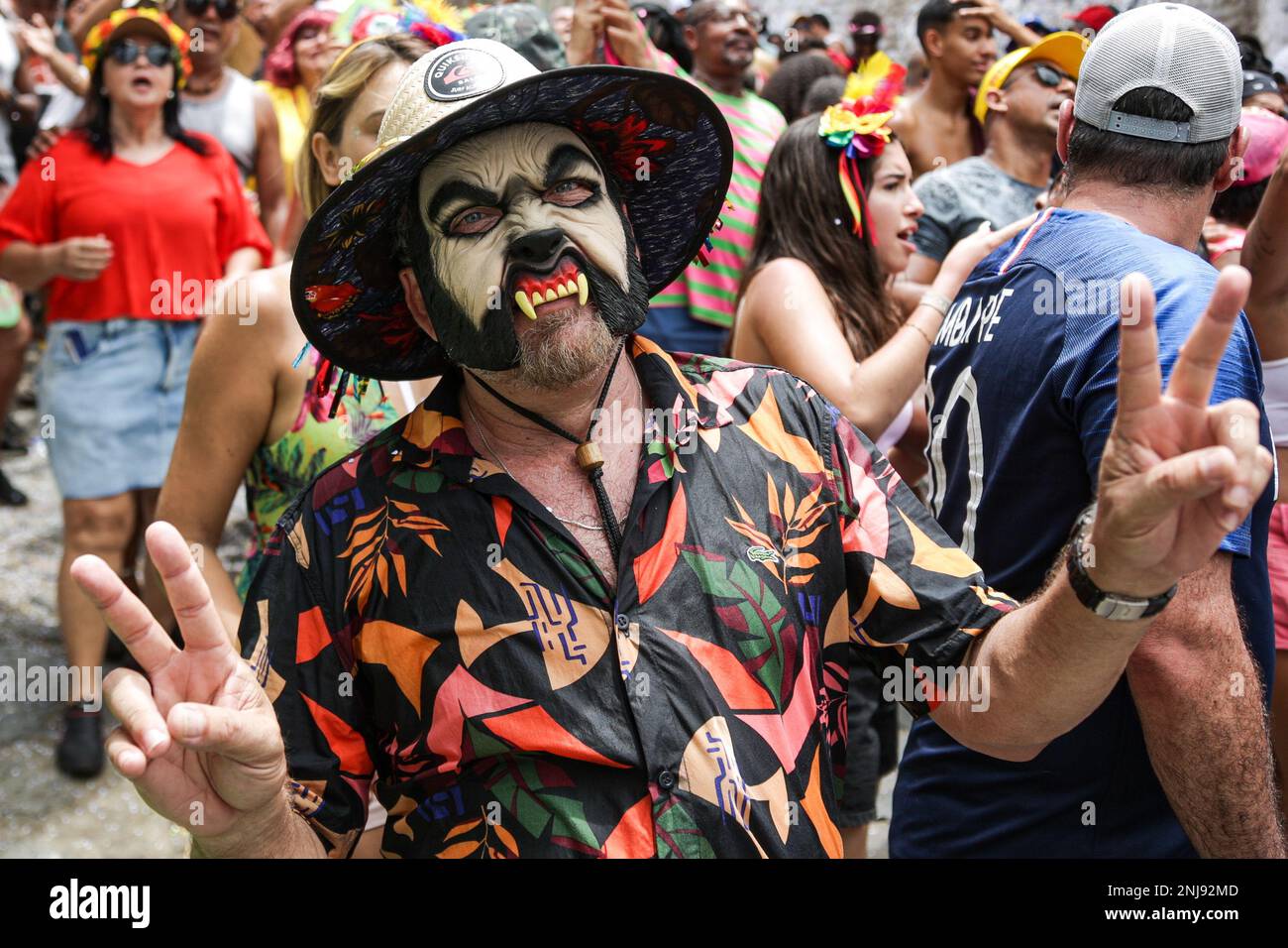 Olinda, Brasilien. 22. Februar 2023. PE - Olinda - 02/22/2023 - CARNIVAL OLINDA 2023 - traditioneller Block, Bacalhau do Batata, geht diesen Mittwoch zur Parade in Olinda (22). Die Feier spielen während der Passage des Blocks. Foto: Rafael Vieira/AGIF/Sipa USA Kredit: SIPA USA/Alamy Live News Stockfoto