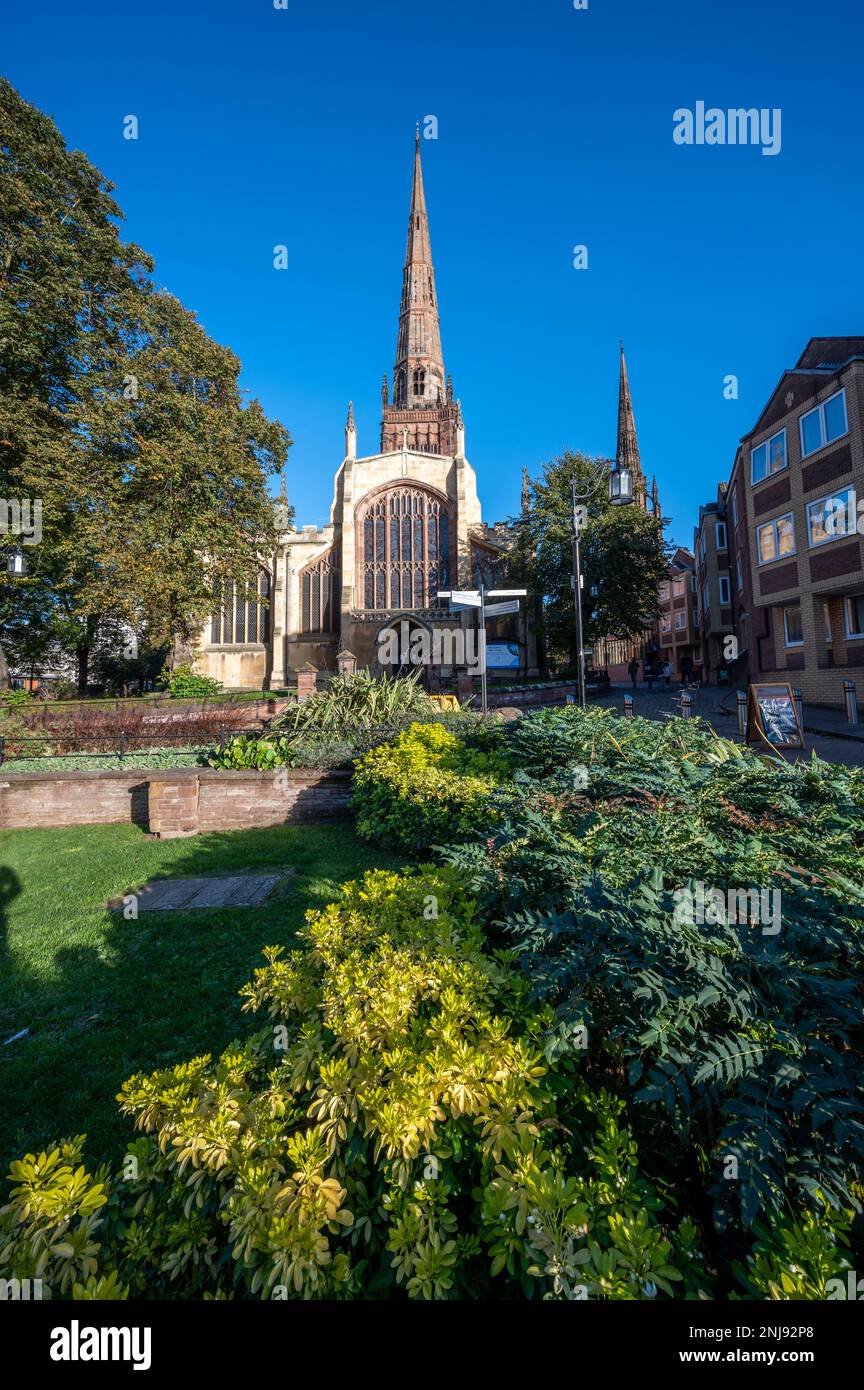 Chapter House Cathedral mit Garten vor dem Coventry England UK Stockfoto