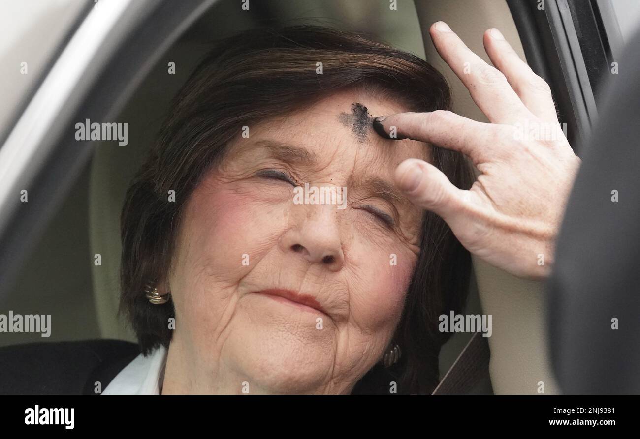 Manchester, Usa. 22. Februar 2023. Pastor Andy Bryan gibt einer Frau am Drive-Thru Ashes in Manchester, Missouri, am Mittwoch, den 22. Februar 2023 Asche. Die Manchester United Methodist Church hat Pastoren, die diejenigen bedienen, die Asche für den Anfang der Fastenzeit wollen, die zu beschäftigt sind, um ihre Autos zu verlassen. Foto: Bill Greenblatt/UPI Credit: UPI/Alamy Live News Stockfoto