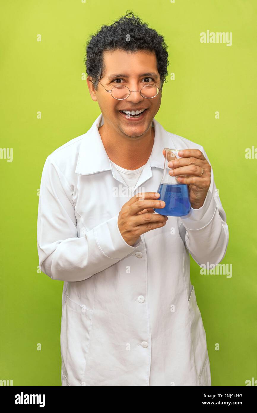 Portrait eines brasilianischen Genies Wissenschaftler glücklich mit seinem wissenschaftlichen Experiment auf grünem Hintergrund, Arzt mit weißem Kittel Stockfoto