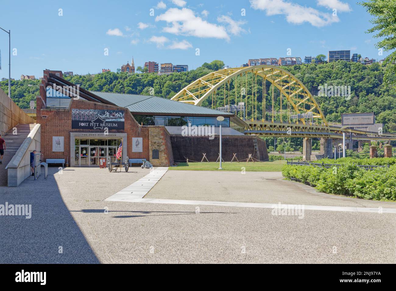 Fort Pitt Museum im Point State Park in Pittsburgh. Die Fort Pitt Bridge ist im Hintergrund. Stockfoto