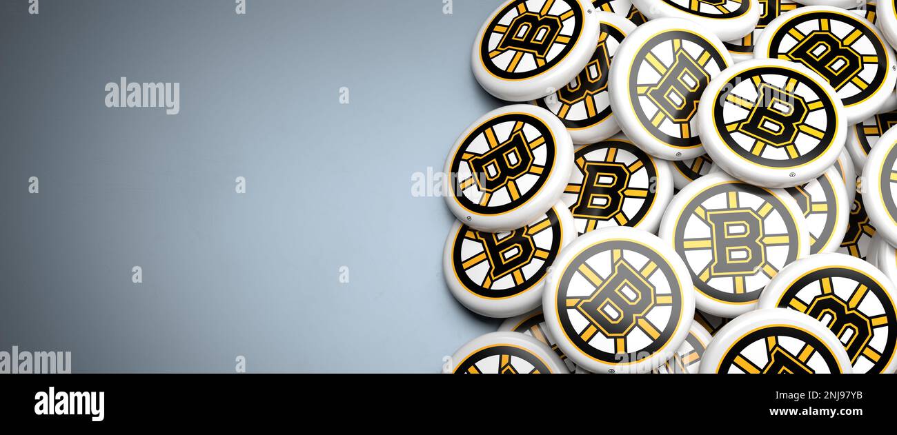 Logos des American National Hockey League NHL Team Boston Bruins auf einem Haufen auf einem Tisch. Stockfoto