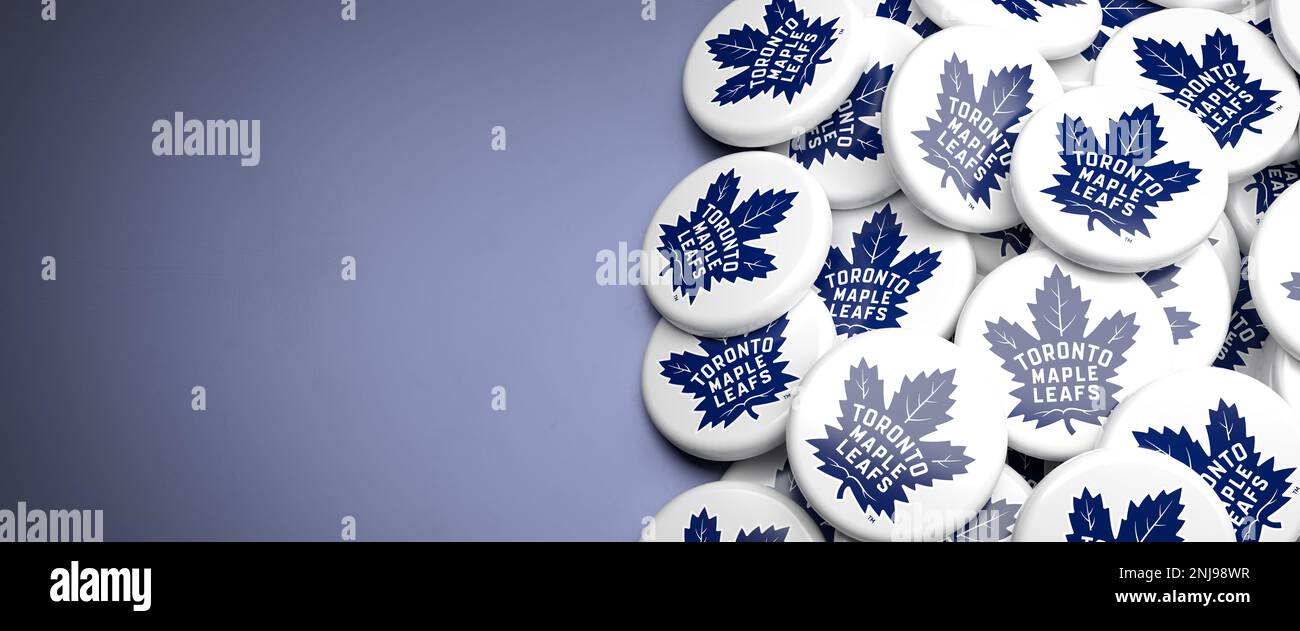 Logos des American National Hockey League NHL Team Toronto Maple Leafs auf einem Haufen auf einem Tisch. Stockfoto