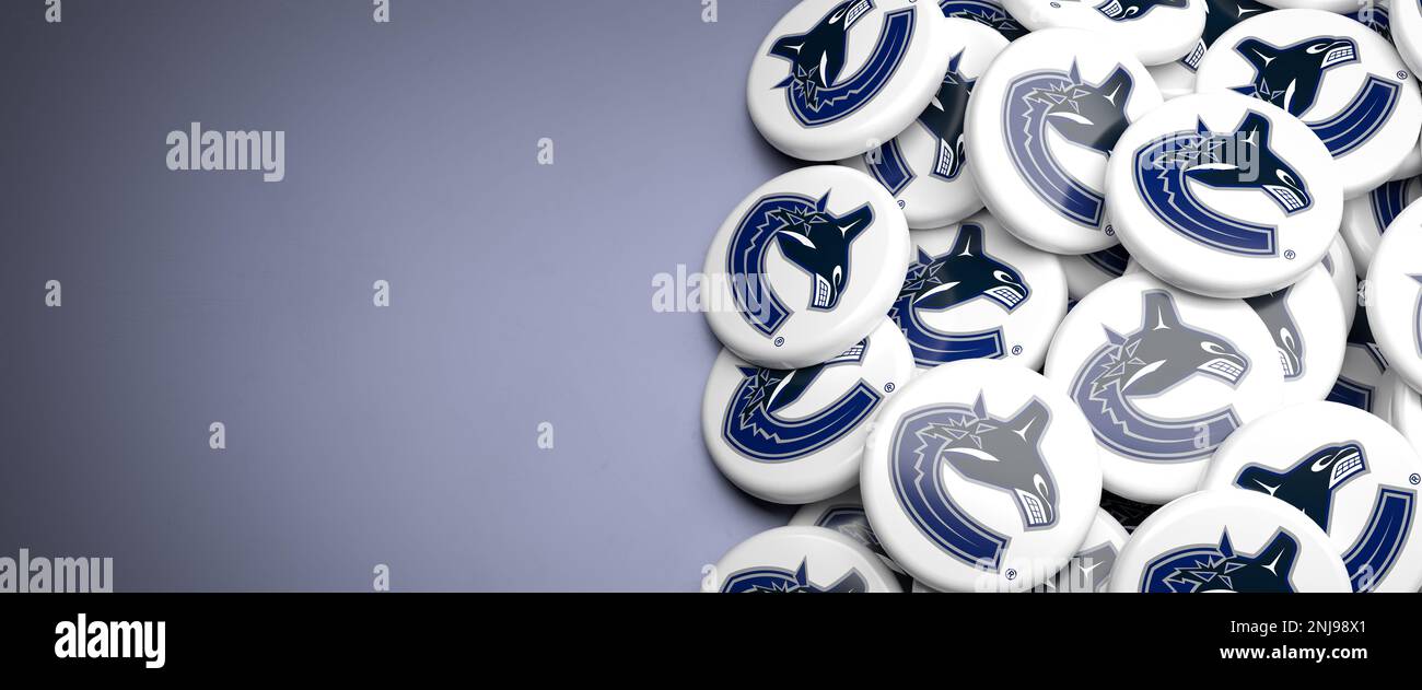 Logos des American National Hockey League NHL Team Vancouver Canucks auf einem Haufen auf einem Tisch. Stockfoto