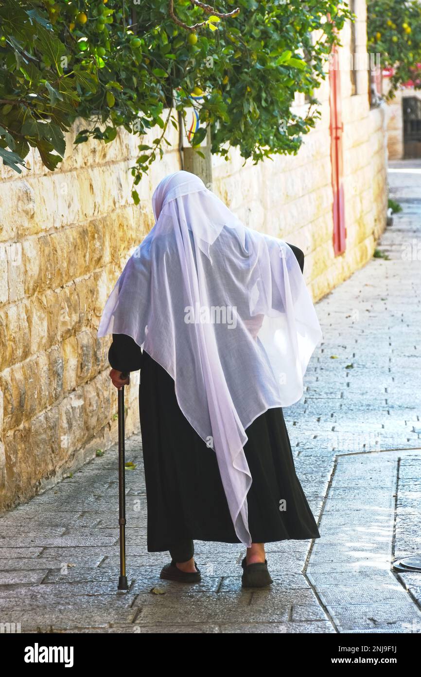 Alte Druz-Frau in traditionellen Tüchern, Israel Stockfoto
