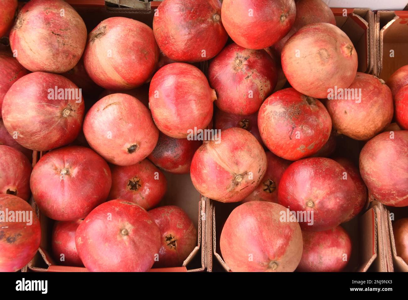 Granatapfelhaufen auf dem Markt Stockfoto Granatapfelhaufen auf dem Markt Stockfoto