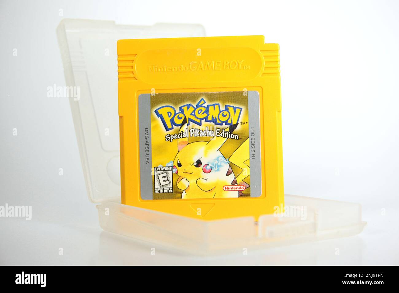 New York, NY - 9. Oktober 2021: Nahaufnahme der klassischen Nintendo Gameboy-Spielkassette, Pokemon Yellow-Version mit Pikachu-Figurenbild Stockfoto