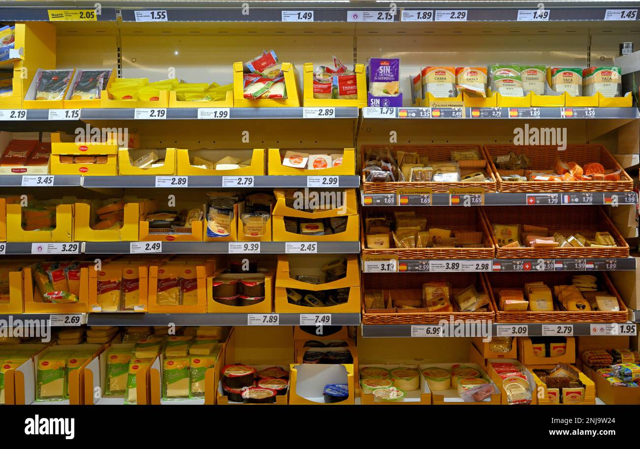 Regale mit Käsepäckchen im Supermarkt Stockfoto