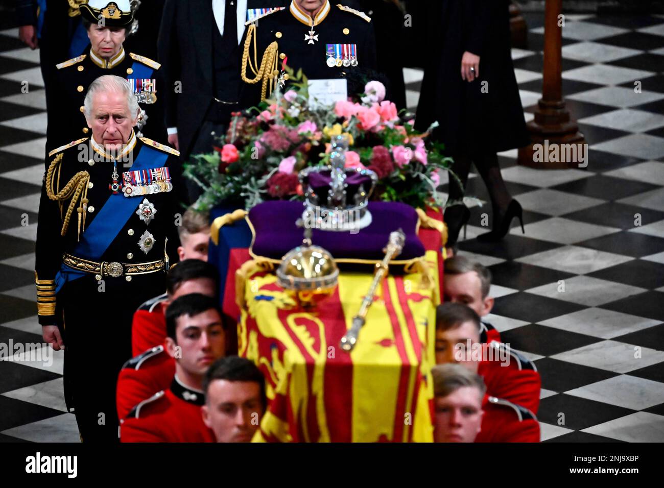 Britain's King Charles III, left, and Princess Anne walk behind the coffin of Queen Elizabeth II as they leave Westminster Abbey in London after the funeral service, Monday Sept. 19, 2022. The Queen, who died aged 96 on Sept. 8, will be buried at Windsor alongside her late husband, Prince Philip, who died last year. (Ben Stansall/Pool via AP) Stockfoto