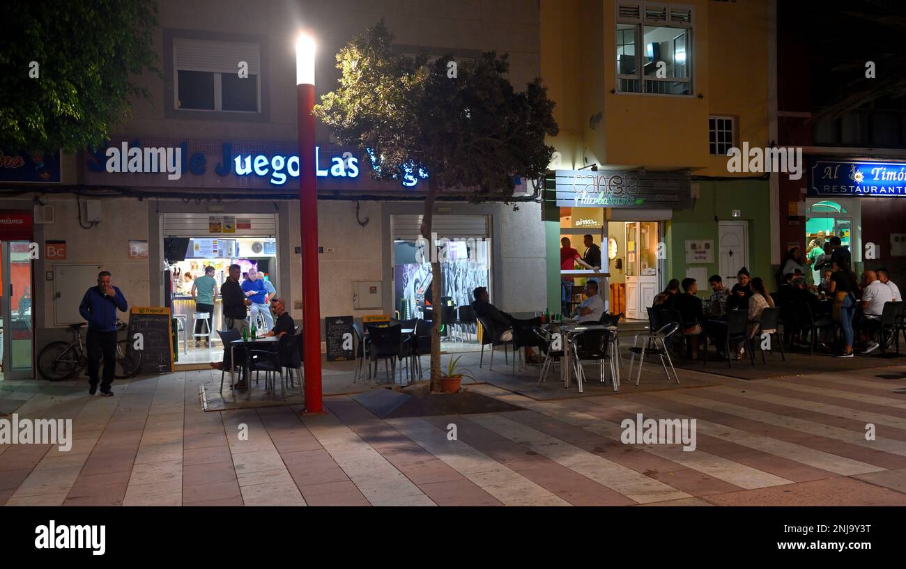 Nachtleben entlang der Straße mit mehreren Restaurants und einer Spielhalle, Arinaga, Gran Canaria Stockfoto