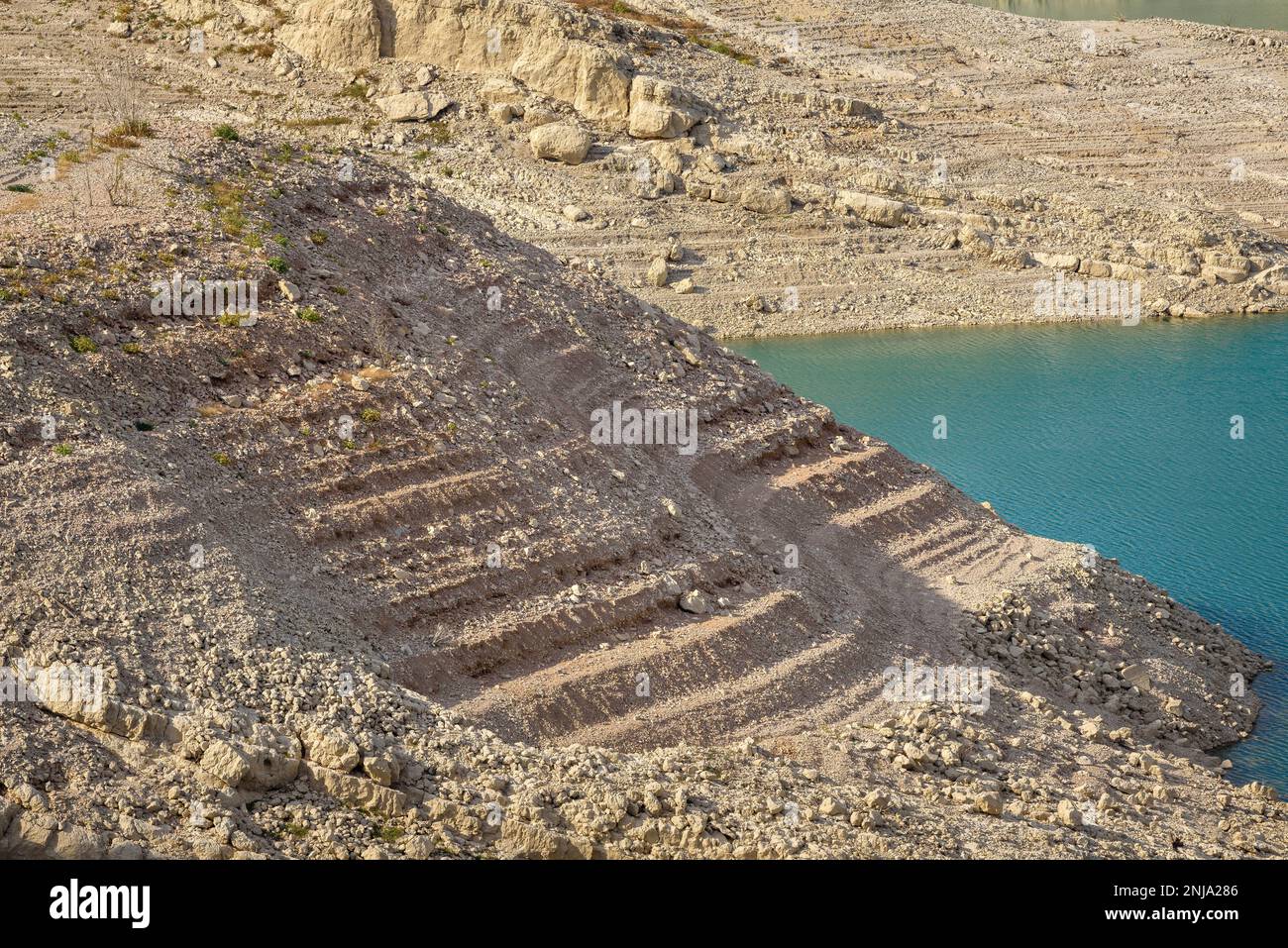 Canelles Reservoir mit niedrigem Wasserstand während der Dürre 2022. Blick von der Nähe des Staudamms (La Noguera, Lleida, Katalonien, Spanien) Stockfoto