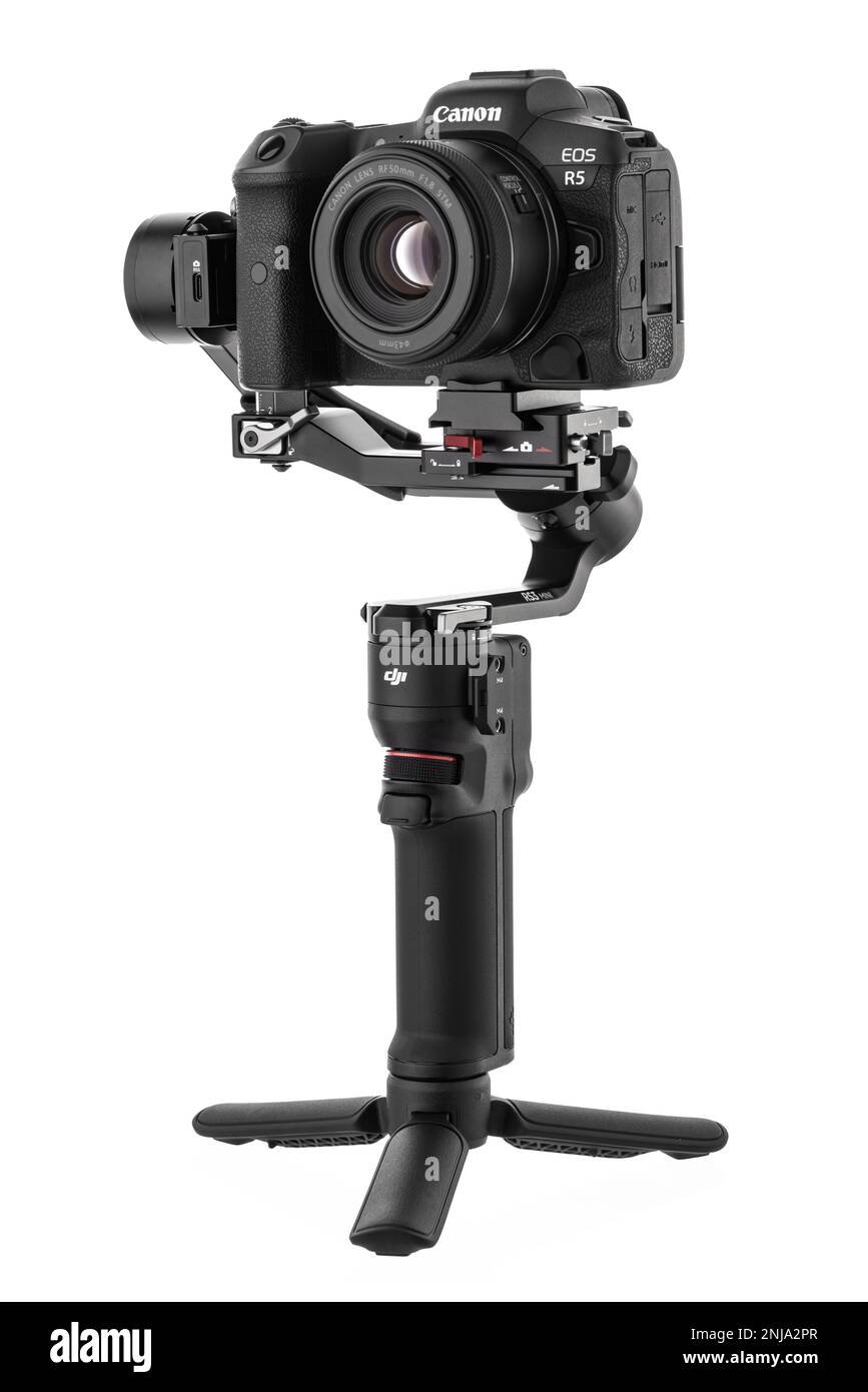 Varna, Bulgarien - 17. Februar 2023: Canon R5 und DJI Ronin 3 mini ist ein motorisierter dreiachsiger Gimbal-Stabilisator für die Herstellung von DSLR- oder spiegellosen Kameras Stockfoto