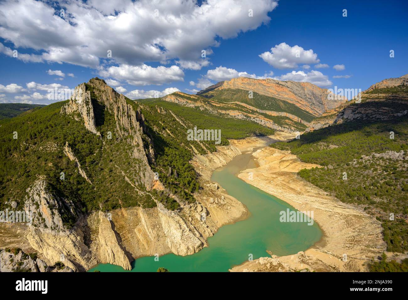 Canelles Reservoir mit sehr wenig Wasser während der Dürre 2022 südlich der Mont-Rebei-Schlucht in Montsec (La Noguera, Lleida, Katalonien, Spanien) Stockfoto