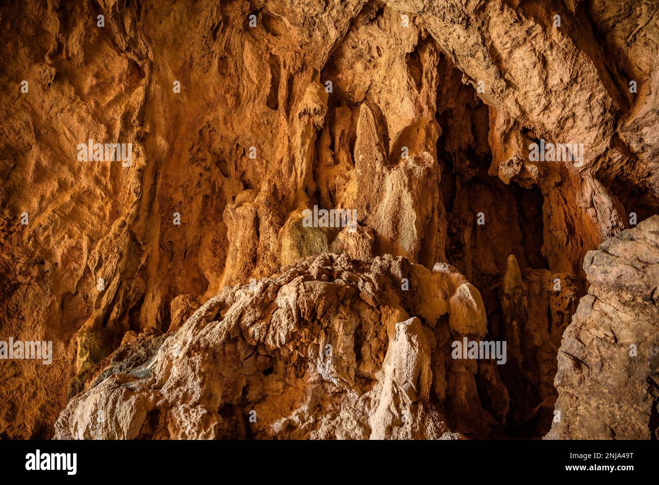 Kolumera-Höhle, in der Mitte der Mont-rebei-Schlucht, im Gebirge Montsec (Pallars Jussà, Lleida, Katalonien, Spanien, Pyrenäen) Stockfoto