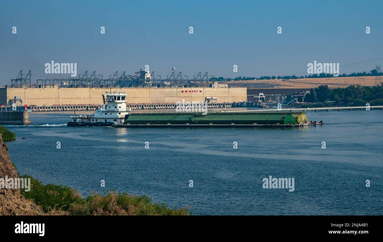 Ein Schiff kommt von den Schleusen am McNary Dam, stromaufwärts vom Plymouth Park Corps of Engineers Campground, Plymouth, Washington. Stockfoto