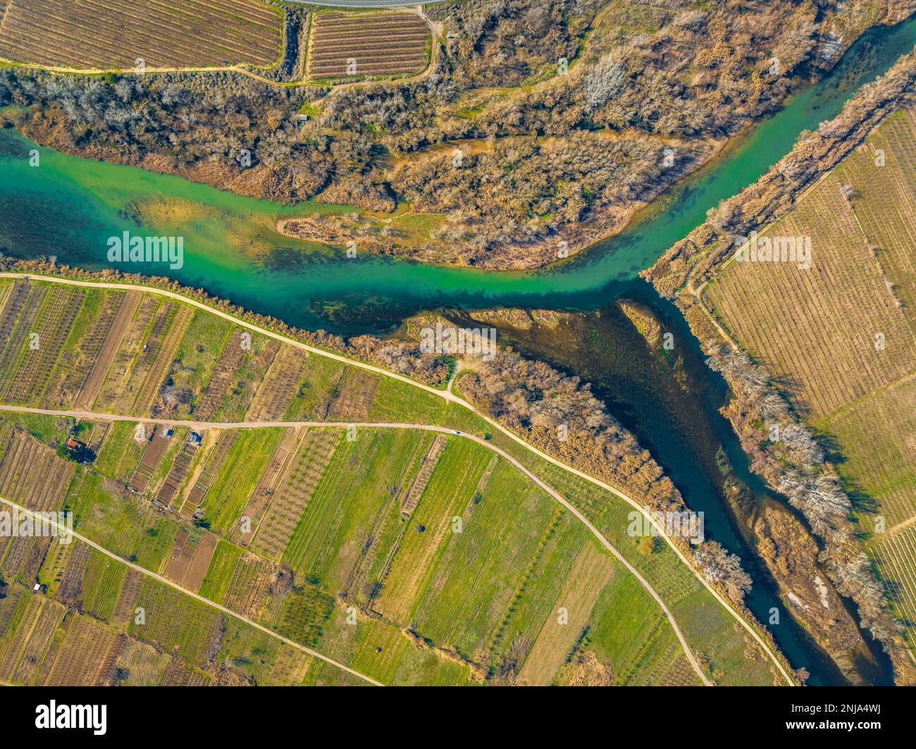 Zusammenfluss von Segre und Cinca, wo Sie den unterschiedlichen Beitrag der Sedimente von jedem Fluss (Segrià, Lleida, Katalonien, Spanien) sehen können Stockfoto