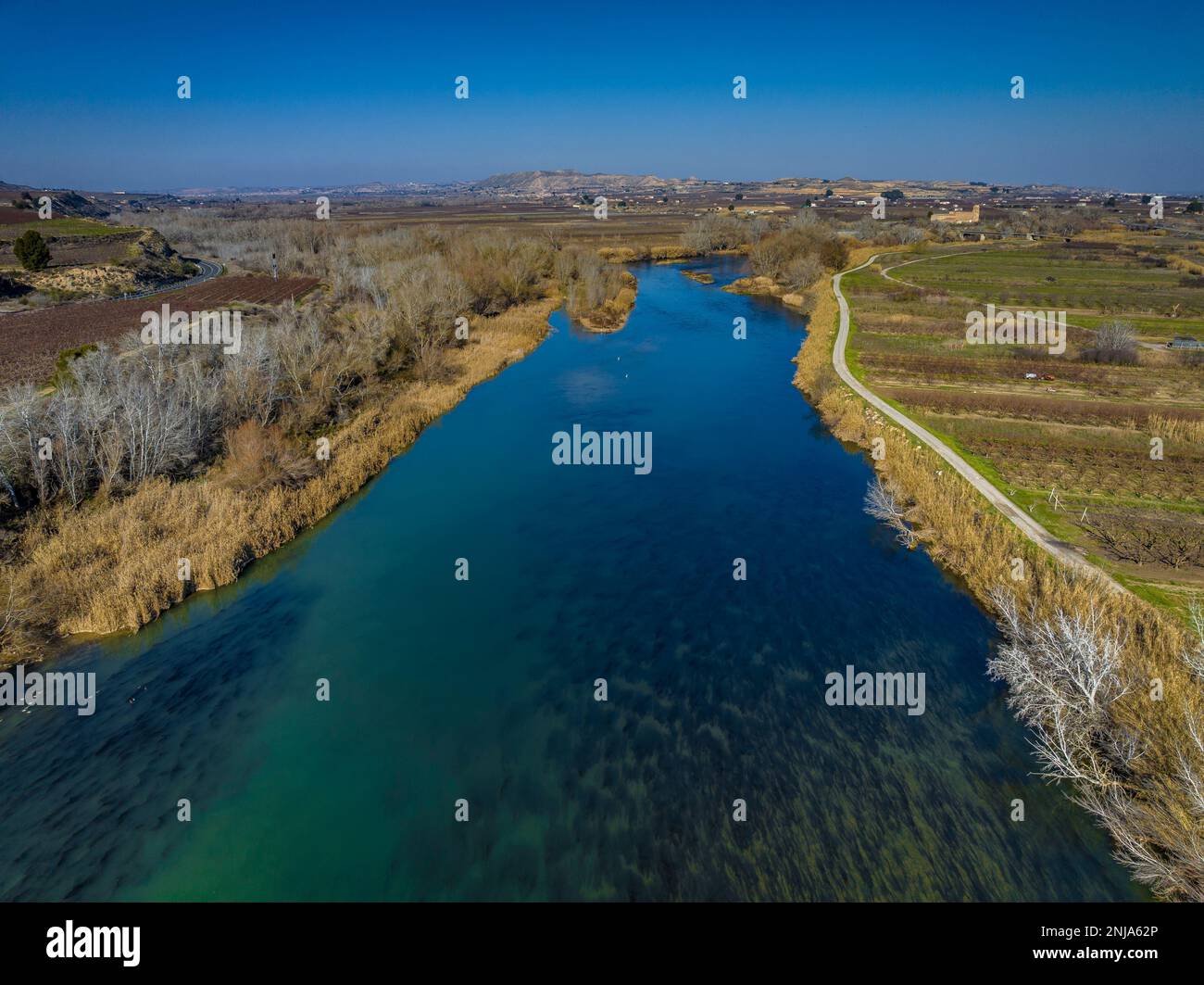 Zusammenfluss von Segre und Cinca, wo Sie den unterschiedlichen Beitrag der Sedimente von jedem Fluss (Segrià, Lleida, Katalonien, Spanien) sehen können Stockfoto