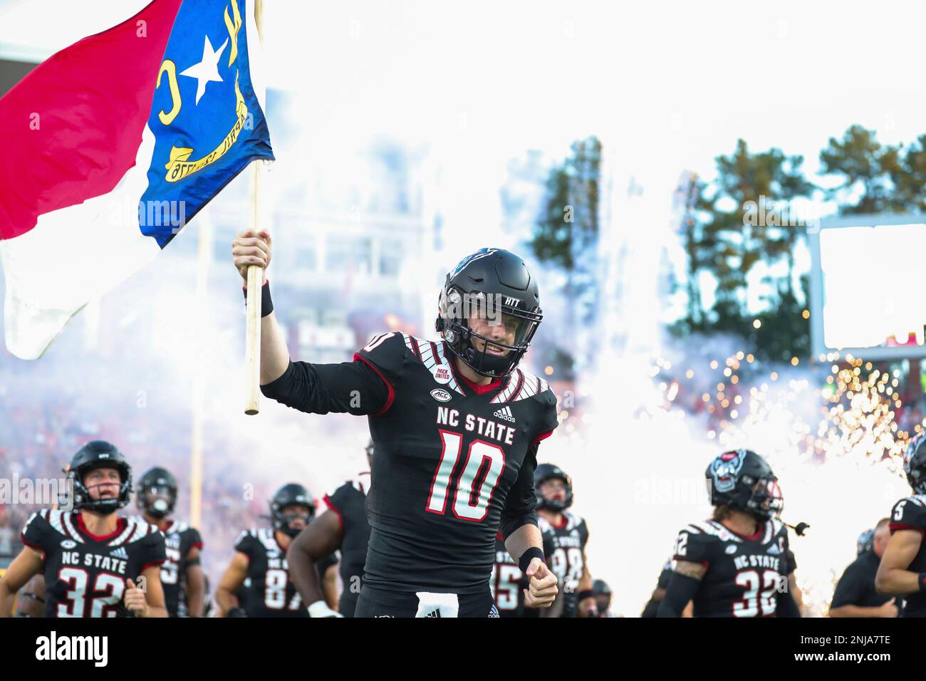 September 17, 2022: North Carolina State Wolfpack quarterback Ben Finley (10) carries the state flag of North Carolina before the NCAA football game between the Texas Tech Red Raiders and the North Carolina State Wolfpack at Carter-Finley Stadium in Raleigh, North Carolina. Greg Atkins/CSM (Credit Image: © Greg Atkins/CSM via ZUMA Press Wire) (Cal Sport Media via AP Images) Stockfoto
