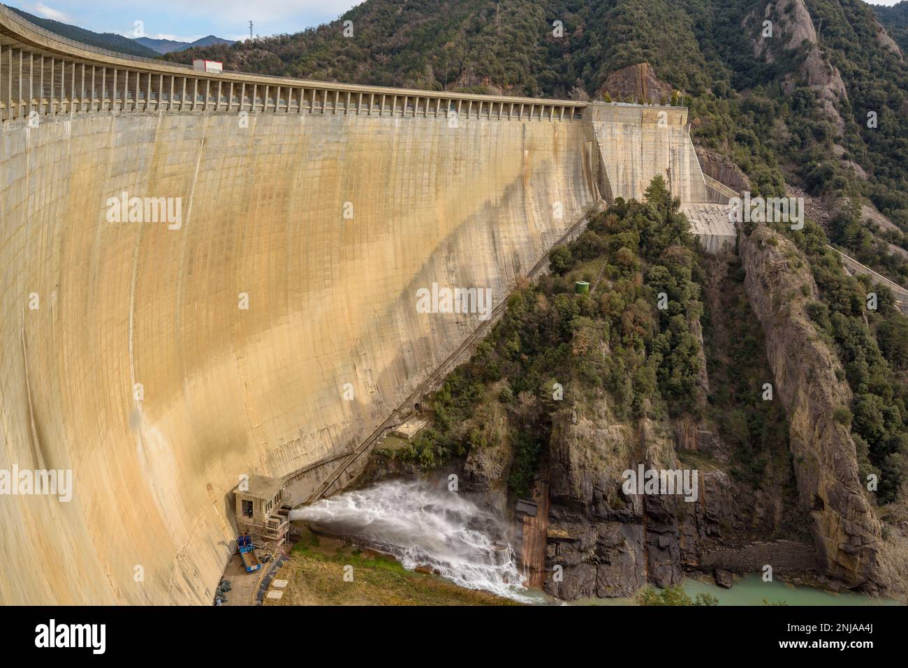 Staudamm des Baells-Stausees von der oberen Galerie aus gesehen (Berguedà, Barcelona, Katalonien, Spanien, Pyrenäen) ESP Presa del embalse de la Baells Barcelona Stockfoto