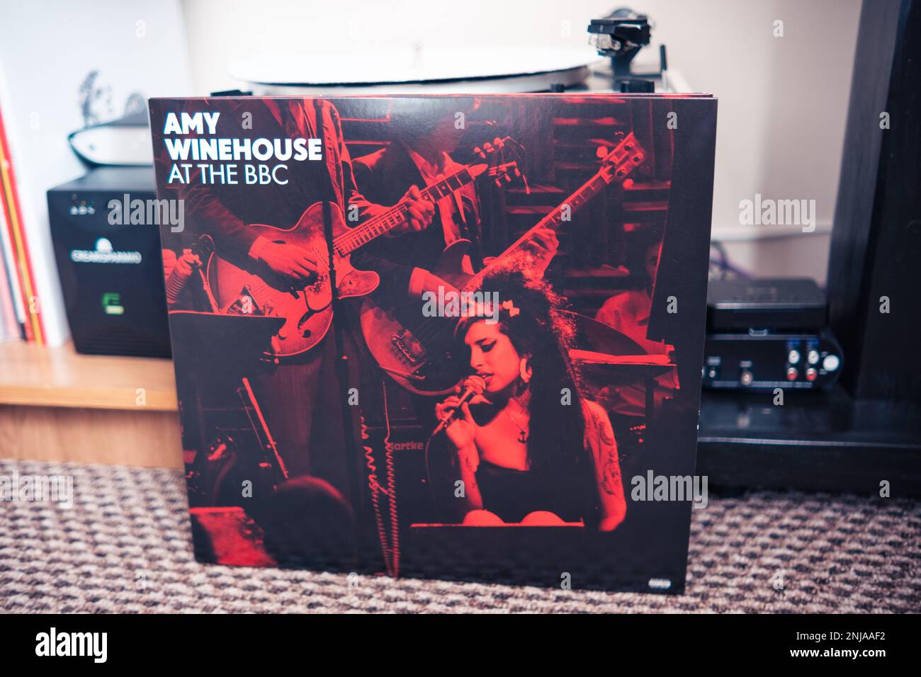 Subcarpathia, Polen - Februar 2023, Amy Winehouse bei der BBC Limited 3LP - Cover der Schallplattensammlung, Drehteller im Hintergrund Stockfoto