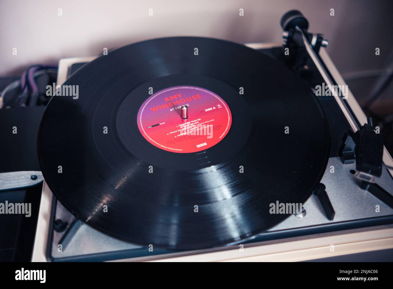 Subcarpathia, Polen - Februar 2023, Amy Winehouse bei der BBC Limited 3LP - Schallplattensammlung Longplay, Drehteller im Hintergrund Stockfoto