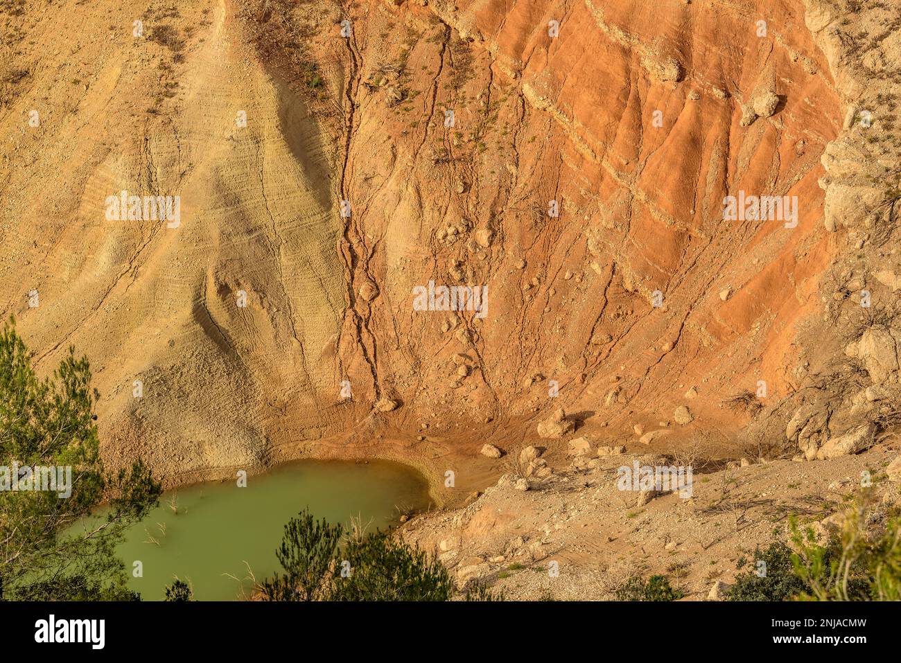 Details der Erosion mit Felsen und Erde im Inneren des Canelles Reservoirs mit niedrigem Wasserstand (Ribagorza, Huesca, Aragon, Spanien) Stockfoto