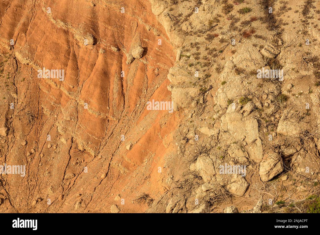 Details der Erosion mit Felsen und Erde im Inneren des Canelles Reservoirs mit niedrigem Wasserstand (Ribagorza, Huesca, Aragon, Spanien) Stockfoto