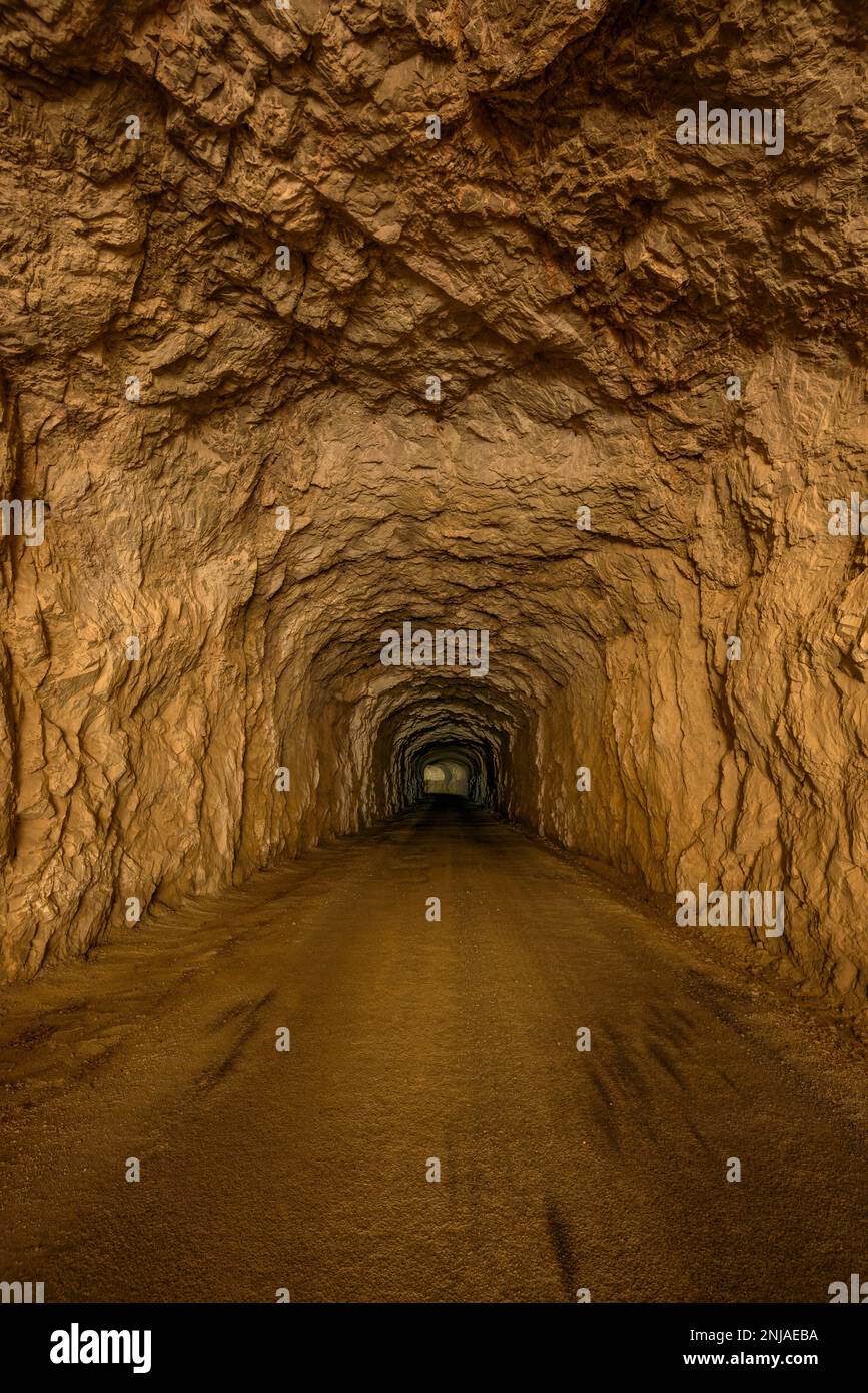 Innerhalb des Tunnels der Straße, die den Staudamm des Canelles Reservoirs erreicht (La Noguera, Lleida, Katalonien, Spanien) ESP: Interior de presa de Canelles Stockfoto