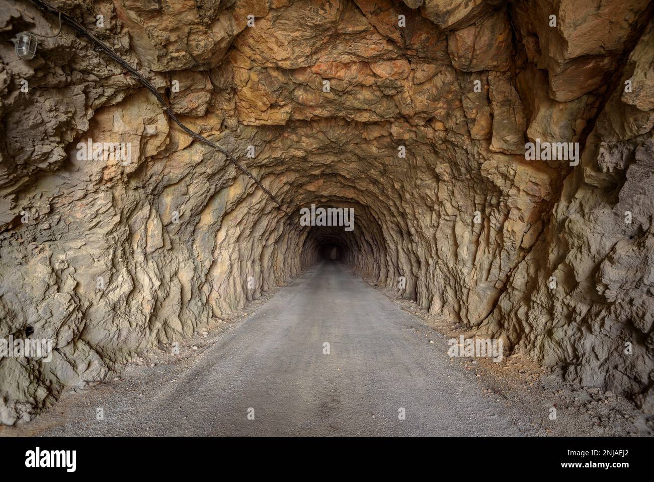 Innerhalb des Tunnels der Straße, die den Staudamm des Canelles Reservoirs erreicht (La Noguera, Lleida, Katalonien, Spanien) ESP: Interior de presa de Canelles Stockfoto