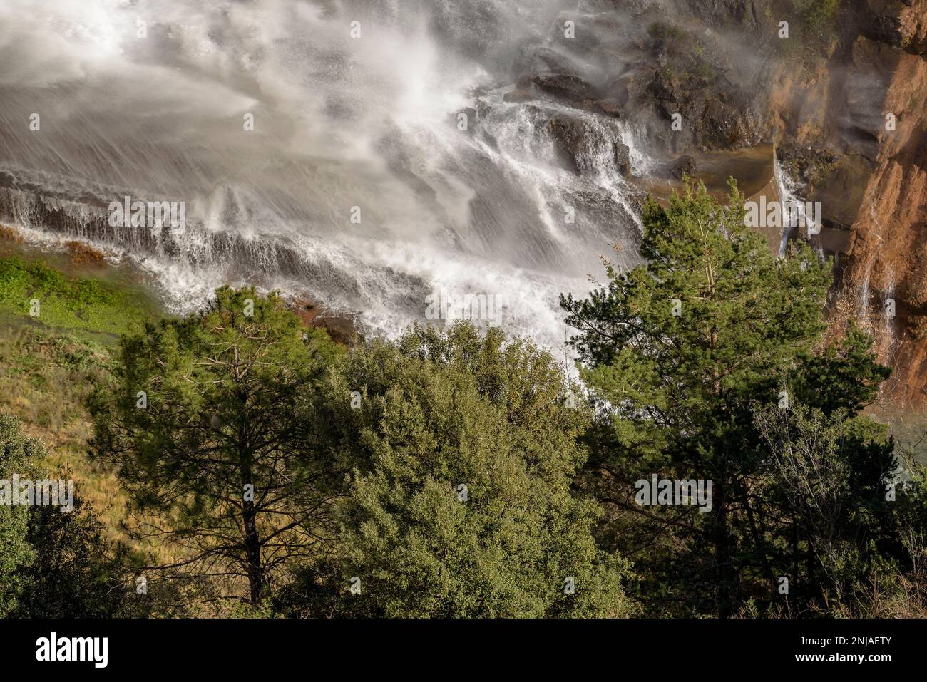 Unterer Auslauf des Staudamms des Baells-Reservoirs, der Wasser in den Fluss Llobregat (Berguedà, Barcelona, Katalonien, Spanien) führt Stockfoto