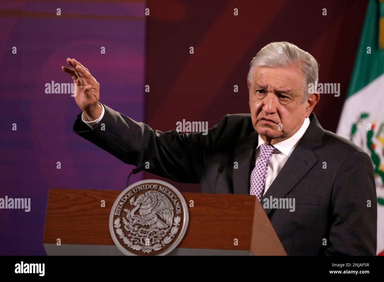 22. Februar 2023, Mexiko-Stadt, Mexiko: Der mexikanische Präsident Andres Manuel Lopez Obrador hebt auf der Pressekonferenz im Nationalpalast am 22. Februar 2023 in Mexiko-Stadt, Mexiko, das Urteil gegen den ehemaligen Sicherheitsminister Genaro Garcia Luna hervor. (Foto: Luis Barron / Eyepix Group) Stockfoto