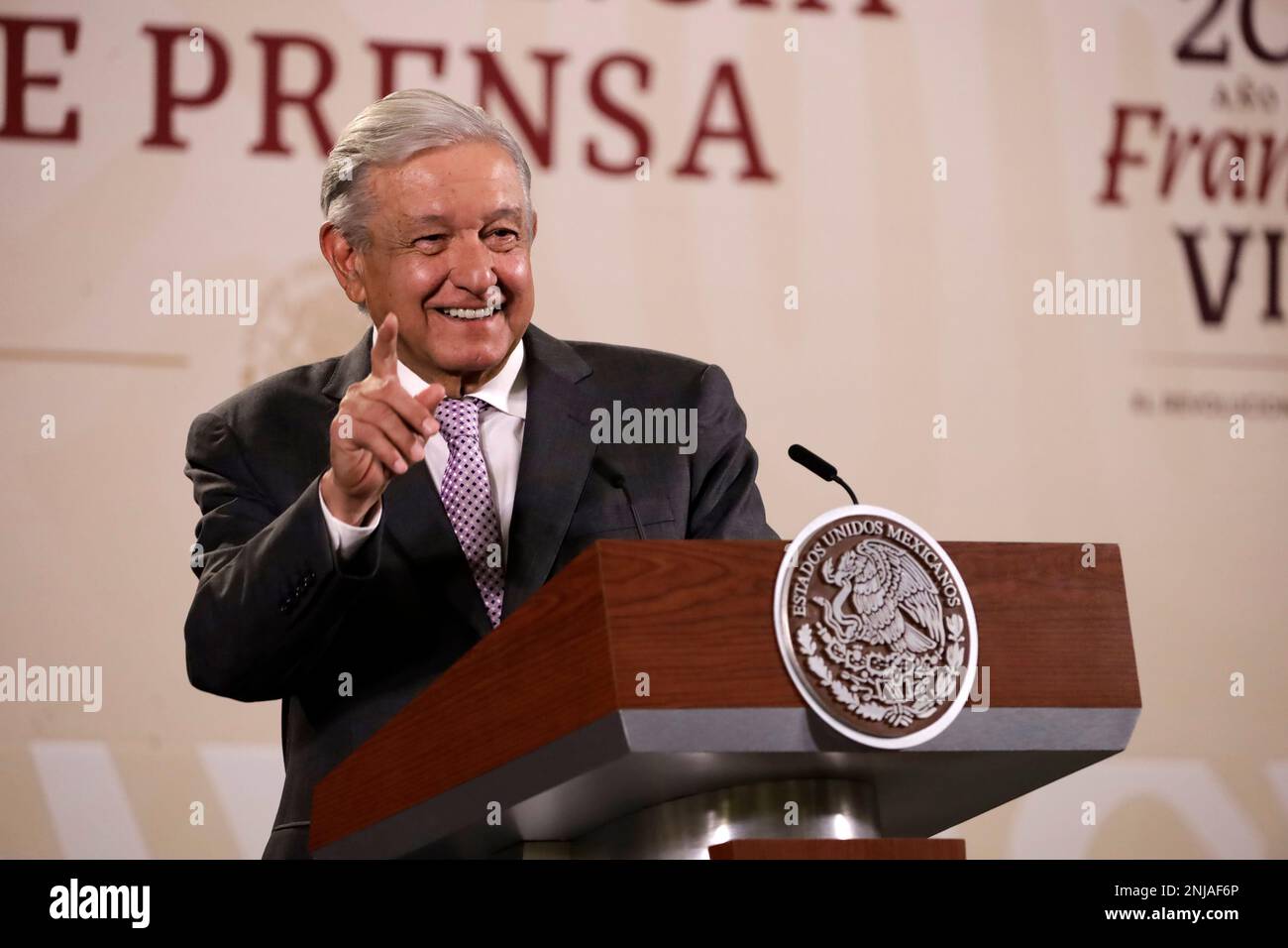 22. Februar 2023, Mexiko-Stadt, Mexiko: Der mexikanische Präsident Andres Manuel Lopez Obrador hebt auf der Pressekonferenz im Nationalpalast am 22. Februar 2023 in Mexiko-Stadt, Mexiko, das Urteil gegen den ehemaligen Sicherheitsminister Genaro Garcia Luna hervor. (Foto: Luis Barron / Eyepix Group) Stockfoto