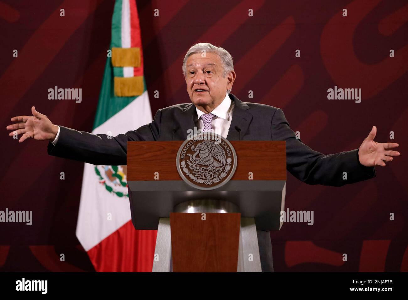 22. Februar 2023, Mexiko-Stadt, Mexiko: Der mexikanische Präsident Andres Manuel Lopez Obrador hebt auf der Pressekonferenz im Nationalpalast am 22. Februar 2023 in Mexiko-Stadt, Mexiko, das Urteil gegen den ehemaligen Sicherheitsminister Genaro Garcia Luna hervor. (Foto: Luis Barron / Eyepix Group) Stockfoto