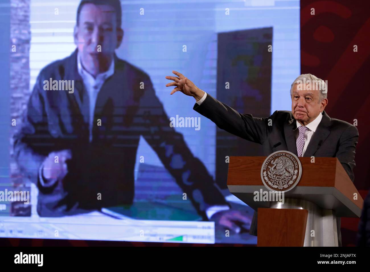 22. Februar 2023, Mexiko-Stadt, Mexiko: Der mexikanische Präsident Andres Manuel Lopez Obrador hebt auf der Pressekonferenz im Nationalpalast am 22. Februar 2023 in Mexiko-Stadt, Mexiko, das Urteil gegen den ehemaligen Sicherheitsminister Genaro Garcia Luna hervor. (Foto: Luis Barron / Eyepix Group) Stockfoto