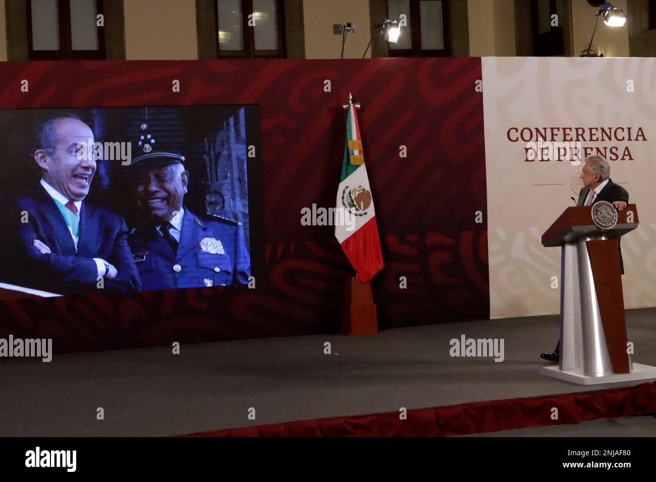 22. Februar 2023, Mexiko-Stadt, Mexiko: Der mexikanische Präsident Andres Manuel Lopez Obrador hebt auf der Pressekonferenz im Nationalpalast am 22. Februar 2023 in Mexiko-Stadt, Mexiko, das Urteil gegen den ehemaligen Sicherheitsminister Genaro Garcia Luna hervor. (Foto: Luis Barron / Eyepix Group) Stockfoto