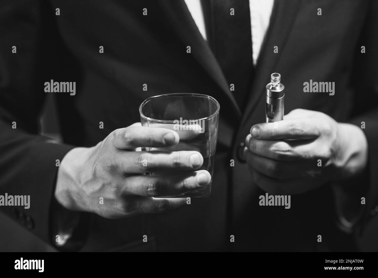 Verbreitete schlechte Angewohnheiten Mann raucht Alkohol trinken Stockfoto